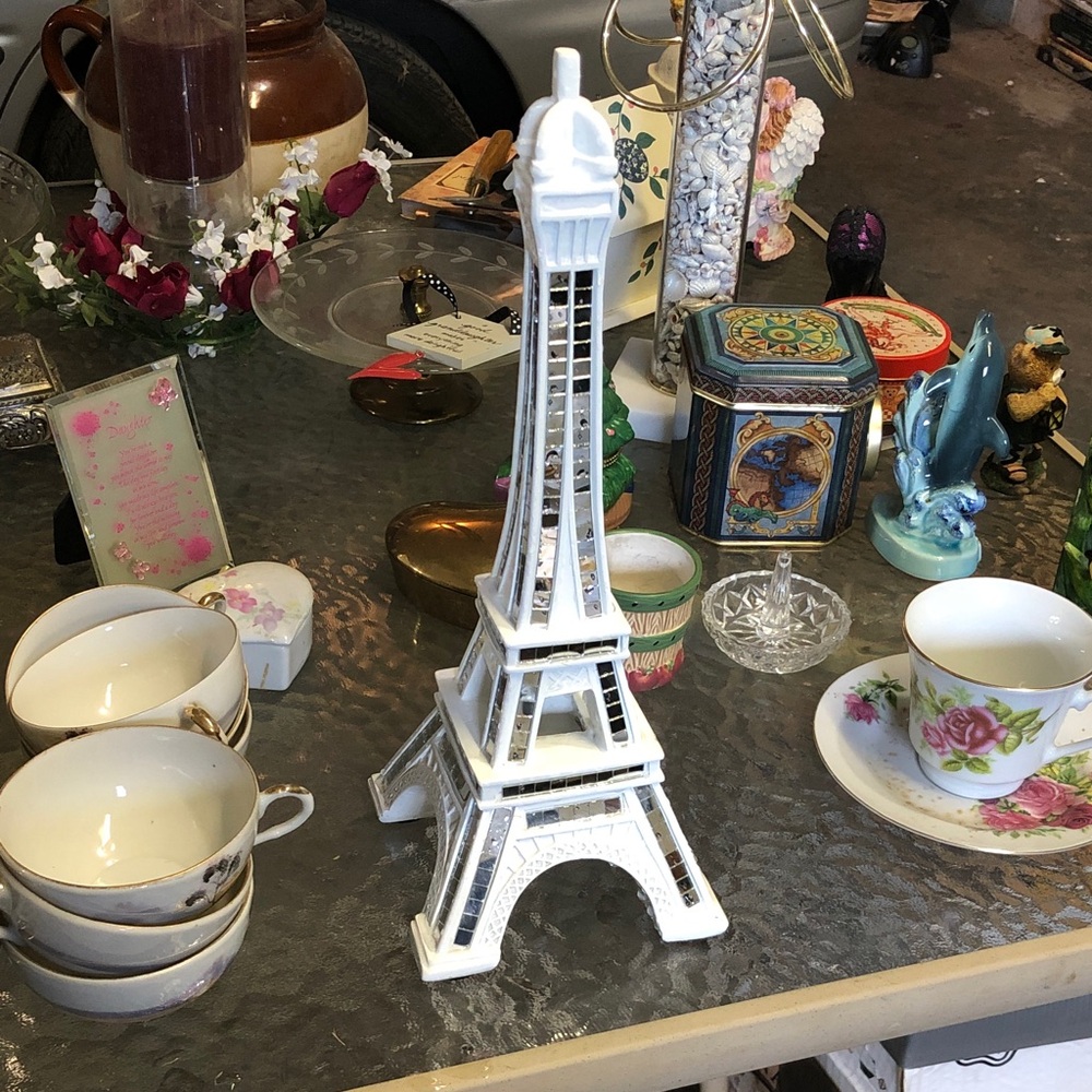 White and Gold Eiffel Tower Figurine